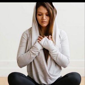 ZYIA Active Cream Yoga Shawl Size M